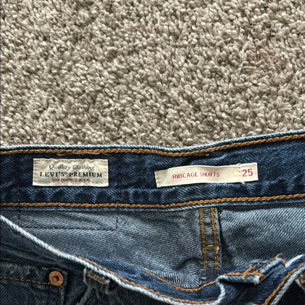 Levi’s Premium Ribcage Shorts - Picture 2 of 5